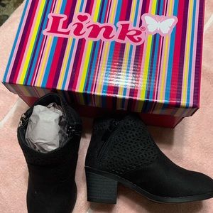 New toddler size 9Link black suede boots.